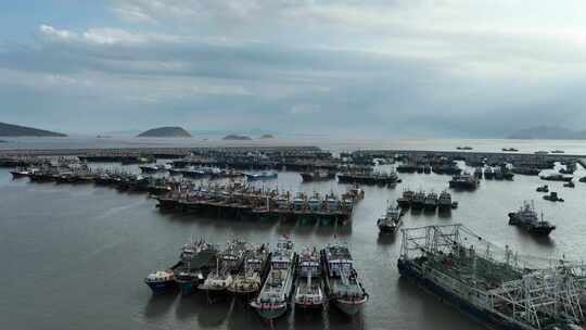 海边港口渔船航拍码头船舶渔港海岸停靠船只