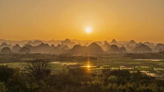 壮观的山间日落延时风景