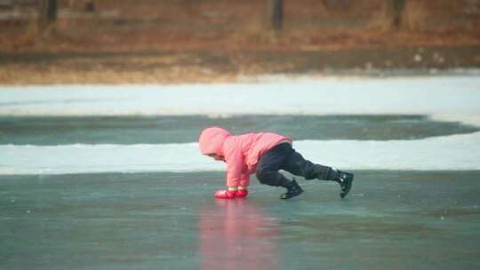 结冰湖面上玩耍的儿童 开心快乐 冰天雪地