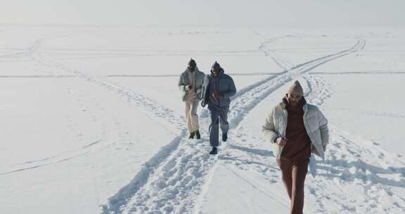 在雪地里奔跑的人