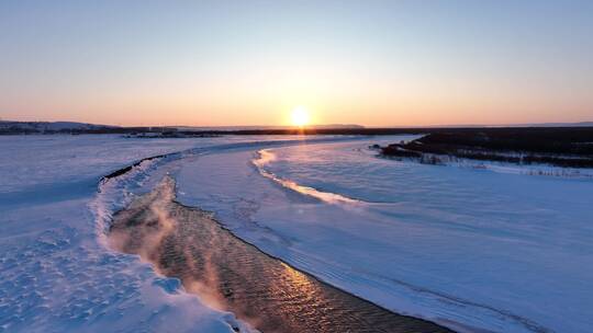 海拉尔河冬天不冻河雾气夕阳雪景