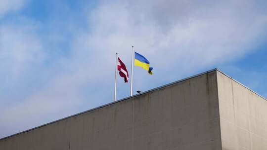 拉脱维亚和乌克兰的国旗一起飘扬