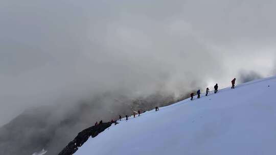 航拍攀登横断山脉乌库楚雪山的登山者