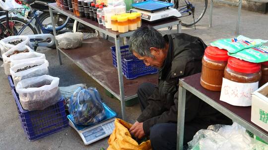 东北农村春天山野菜集市