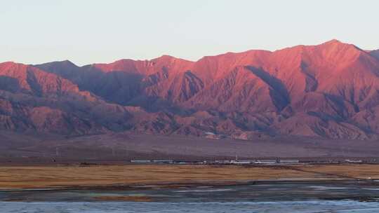 青藏高原柴达木盆地山脉日落景观红色山脉