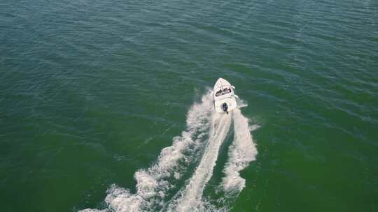 妇女岛附近海域快艇比赛的鸟瞰图。跟踪拍摄