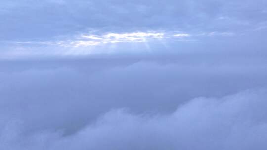 航拍穿云平流雾丁达尔效应日光流动云层云海