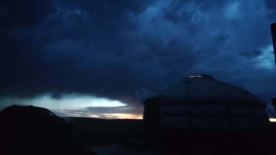 蒙古包和暴风雨