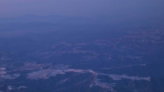 飞机上空视角拍摄山脉