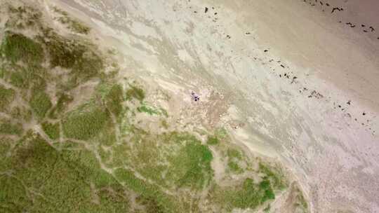 威尔士哈莱克海滩的阿里尔景观，有广阔的沙滩和沙丘。无人机拍摄视频素材模板下载