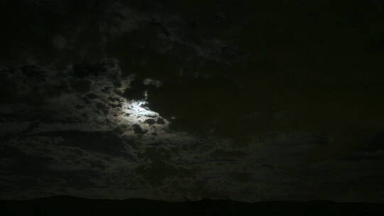 夜晚天空上的云朵和月亮