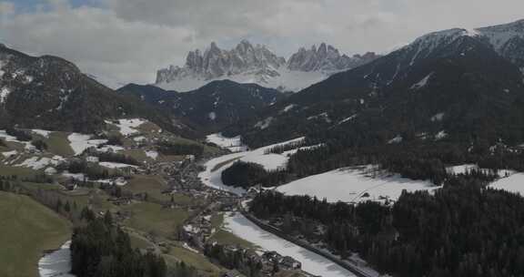 意大利瓦尔迪富内斯白雪覆盖的村庄鸟瞰图。