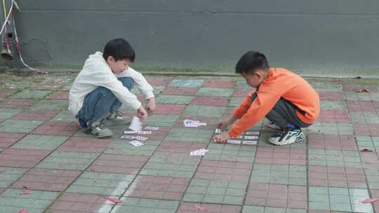 两个小男孩在玩游戏