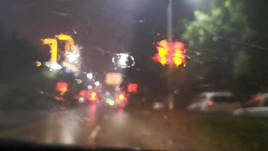 车内视角汽车在暴雨中行驶