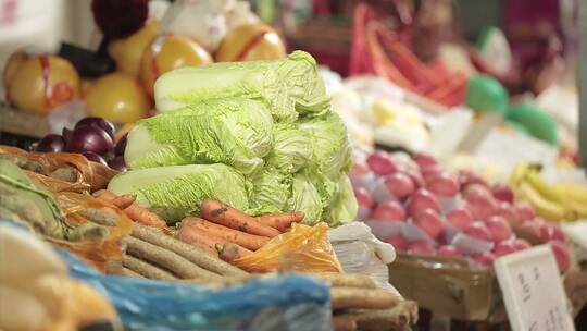 菜市场商贩卖各种蔬菜