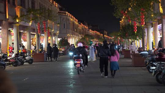 夜晚街道步行街行人电动车旅游景区老街骑楼