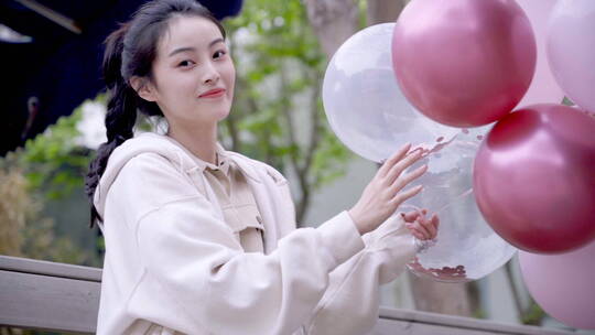 快乐的年轻女孩拿着气球视频素材模板下载