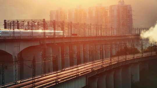 夕阳霞光列车行驶