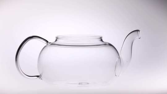 红茶的叶子躺在透明玻璃茶壶上