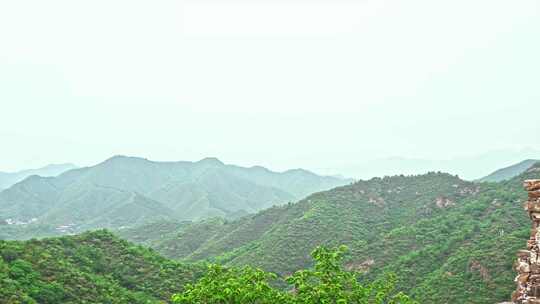 夏季金山岭长城早晨阴雨雾气风光