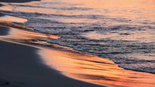 夕阳下的海边波浪