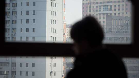 医生和患者在窗前交流