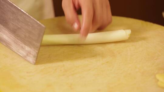 厨师切大葱葱白 (1)视频素材模板下载
