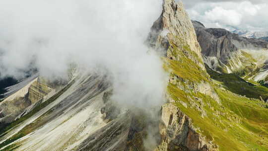 阿尔卑斯山塞塞达山脉上的云
