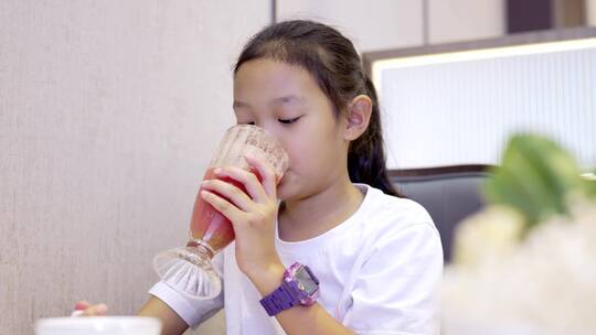 4K升格夏季在餐厅喝鲜榨果汁的中国女孩