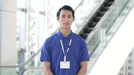 エスカレーターの近笑男性介士