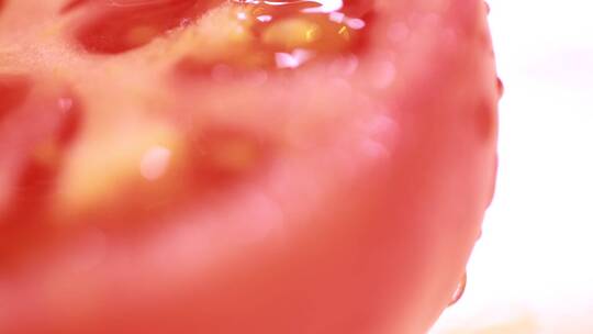 微距切开的西红柿截面种子
