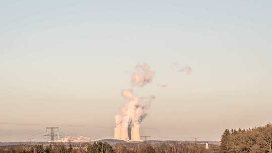 蒸汽在泰梅林发电厂的烟囱上上升。