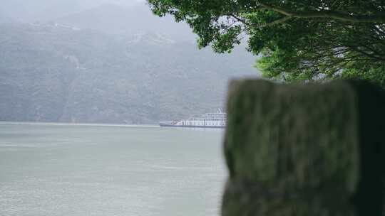 重庆奉节瞿塘峡白帝城景区内船只驶过