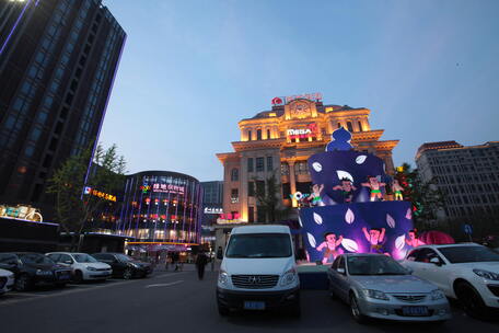 北京大兴绿地缤纷城夜景街景人流延时视频素材模板下载