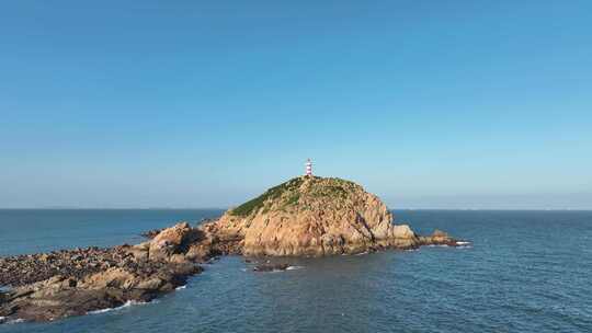 大海岛屿航拍灯塔风车岛指引灯海洋碧海蓝天