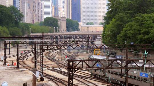 经过铁轨的芝加哥火车视频素材模板下载