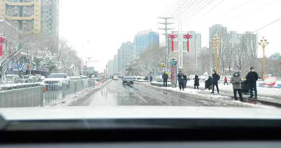 大雪道路 