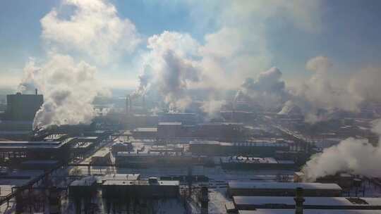 石化炼油厂烟囱排放烟雾