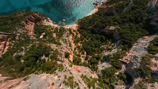 FPV无人机航拍海浪冲击沙滩海岛海岛撒丁岛
