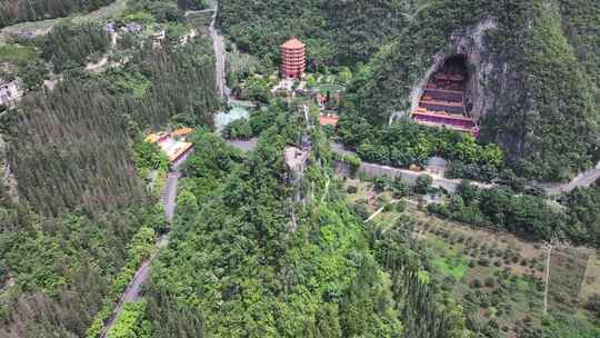 兴义万峰林景区溶洞里的寺庙