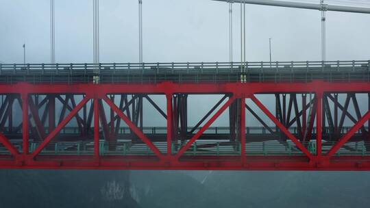 航拍雨雾中的矮寨大桥和德夯大峡谷风光