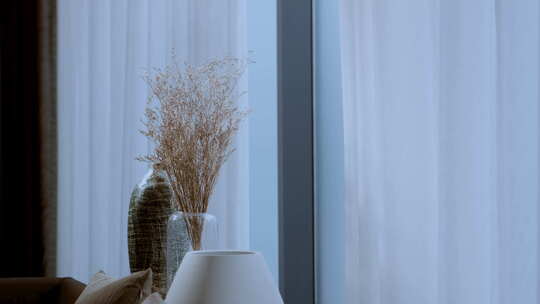 室内设计窗边干花与装饰品的静谧场景