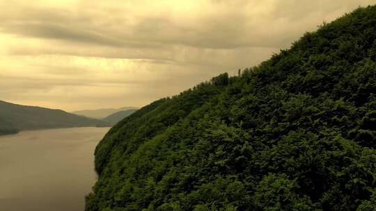 航拍青山绿水小县城