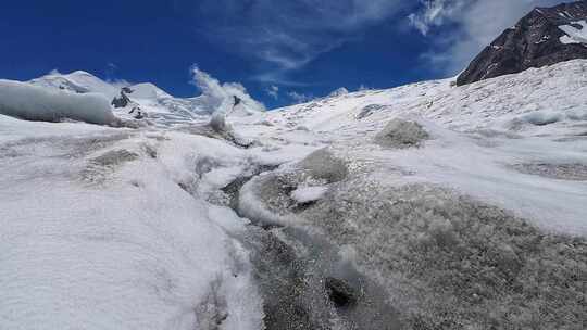 四川第二高峰中山峰冰川流淌的冰河