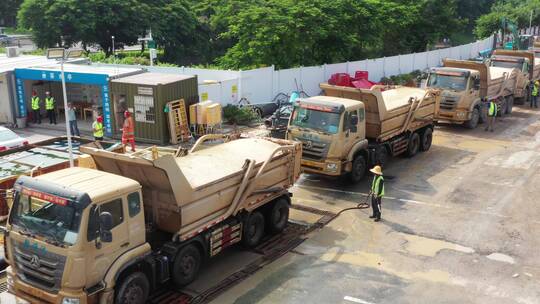 航拍泥头车工地装土道路上行驶视频素材模板下载