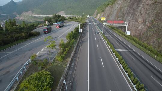 云南山区地形开山而建的高速公路简易休息区视频素材模板下载