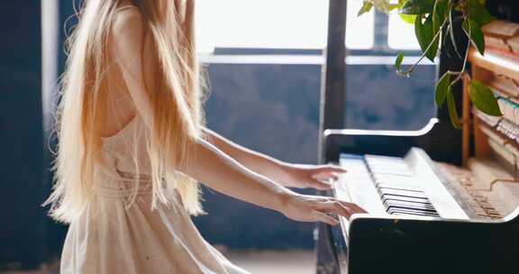 唯美女生弹钢琴午后弹钢琴