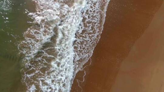 航拍海浪涌向海岸视频素材模板下载