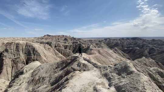 南达科他州巴德兰兹国家公园徒步旅行的妇女视频素材模板下载