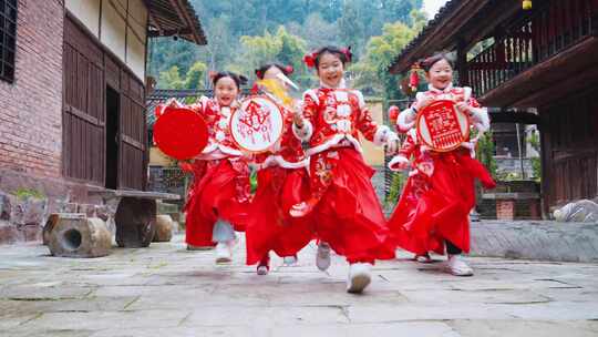 小孩子在院子里奔跑 欢快迎新年